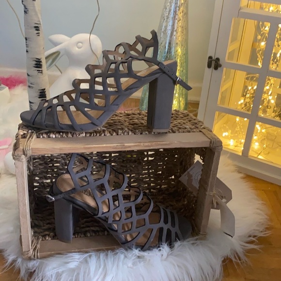 Brash straps block, Heels sandal - Picture 3 of 11